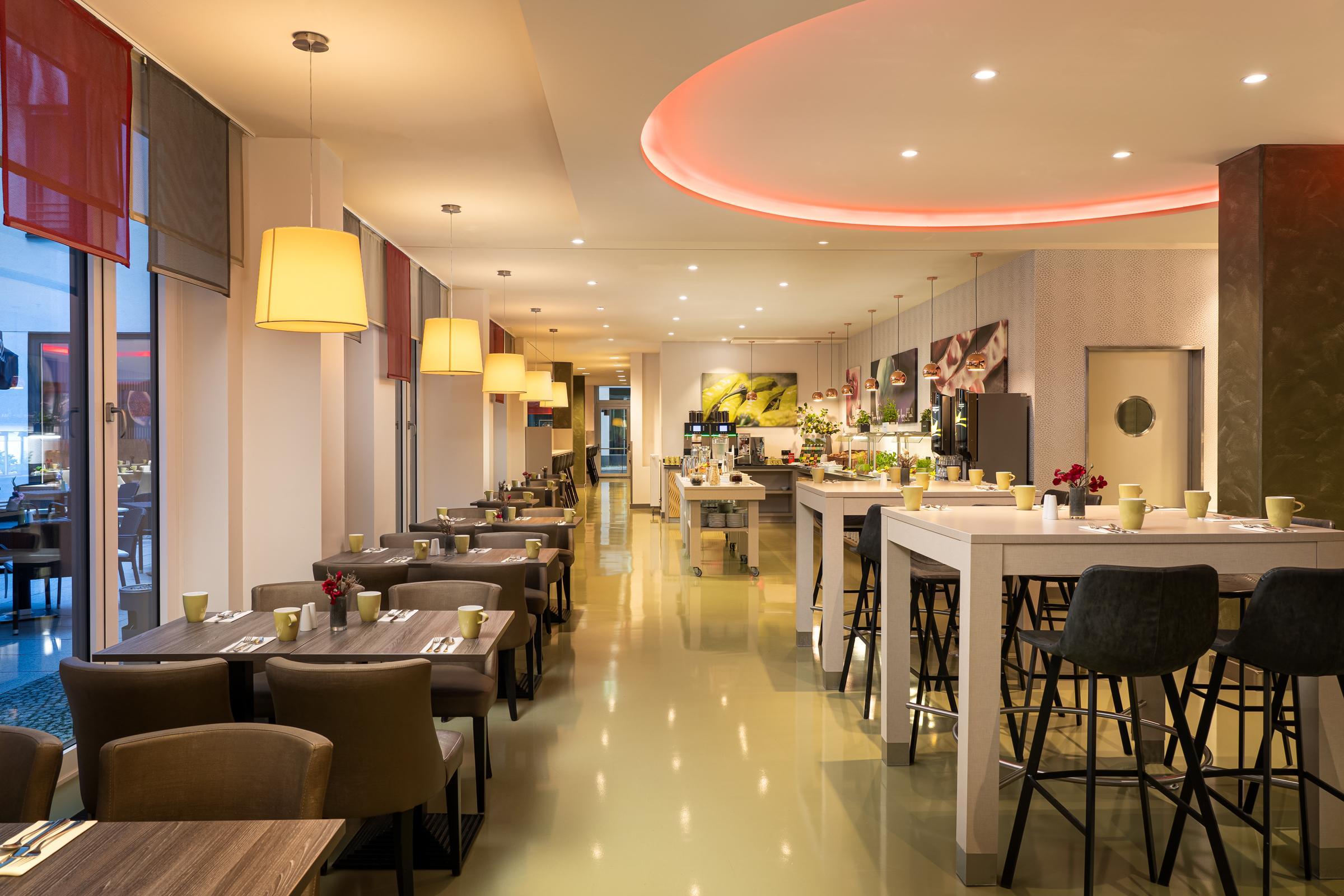 Leonardo Hotel Berlin Mitte Bagian luar foto Breakfast buffet at a modern hotel