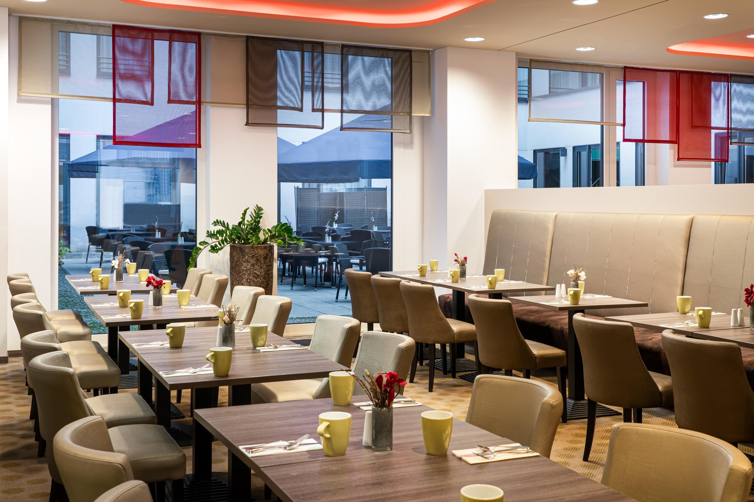 Leonardo Hotel Berlin Mitte Bagian luar foto Breakfast buffet at the hotel